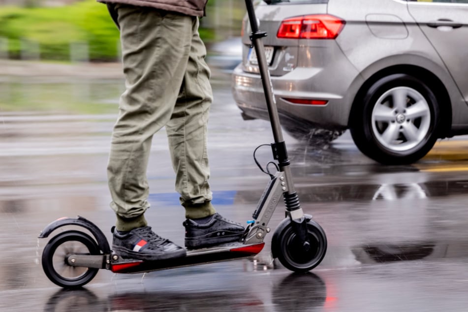Nach einer Ansage der Hamburgerin flüchtete der Teenager auf einem E-Scooter vor ihr. (Symbolfoto)