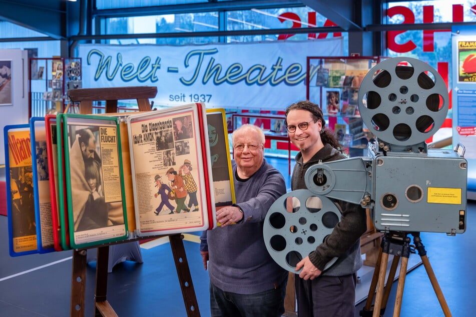 Sammler Wolfgang Näther (73, l.) und Burkhard Werner (51) vom Welt-Theater Frankenberg freuen sich, dass Plakate, Filme und Co. in der ZeitWerkStadt gezeigt werden.