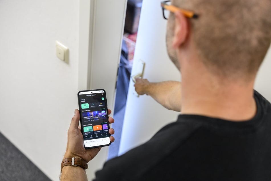 Im Proberaum wird alles per App gesteuert - von der Tür bis zur Aufnahme.