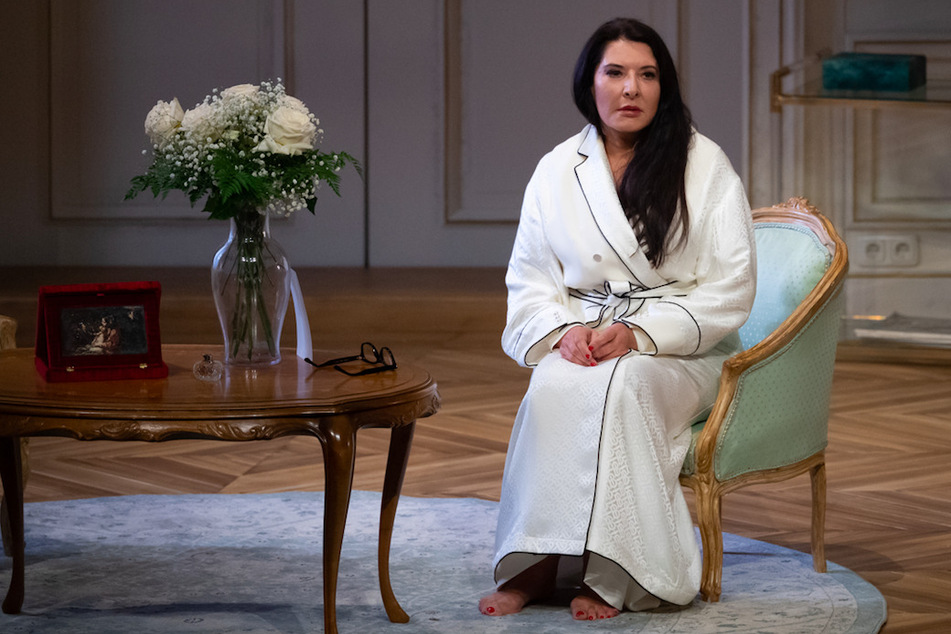 Die Performance-Künstlerin Marina Abramovic (73) agiert im Nationaltheater während einer Fotoprobe für das Stück "7 Death of Maria Callas" auf der Bühne.