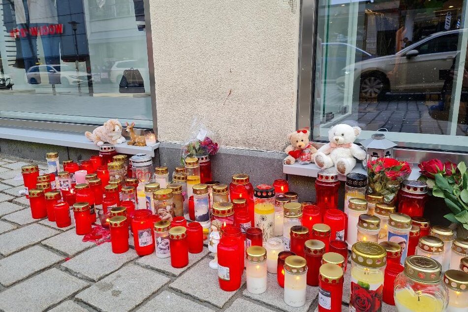 Bürger verleihen ihre Anteilnahme am Unfall in der Passauer Innenstadt durch Kerzen und Blumen Ausdruck.