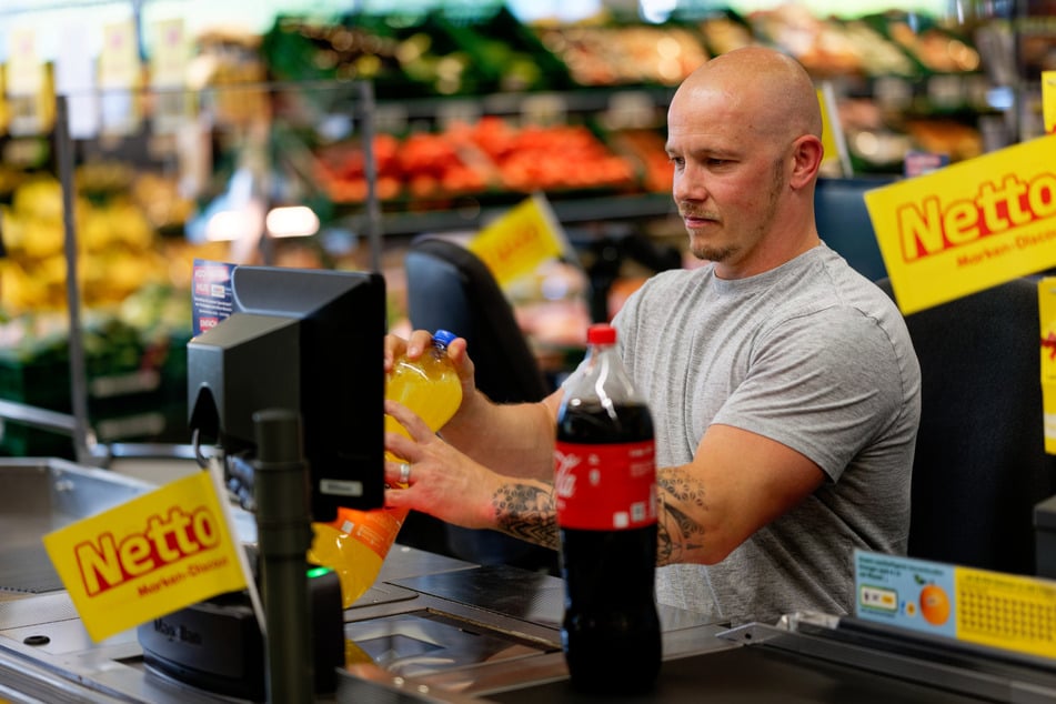 Ex-Turn-Star Fabian Hambüchen (36) saß am Dienstag für den guten Zweck an einer Supermarkt-Kasse.