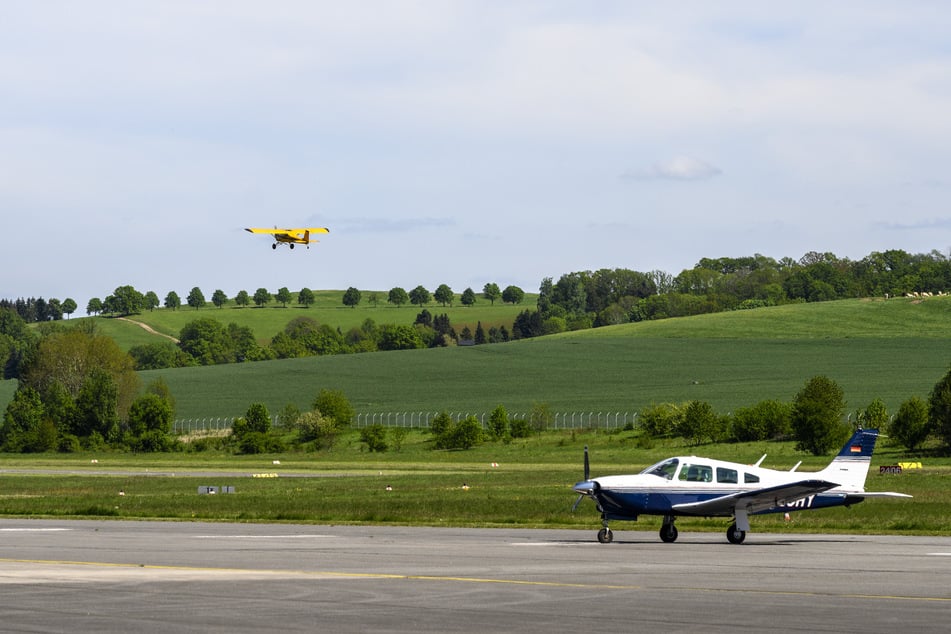 Auch der Flugplatz Jahnsdorf lädt zum Feiertag ein. (Archivbild)