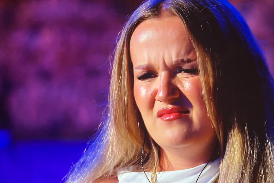 Loucia (23) treffen die ersten Bilder aus der anderen Villa hart.