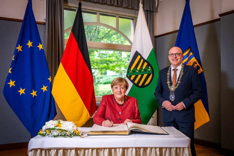 Angela Merkel (71) trug sich im Beisein von OB Sven Schulze (53, SPD) ins Goldene Buch der Stadt ein.