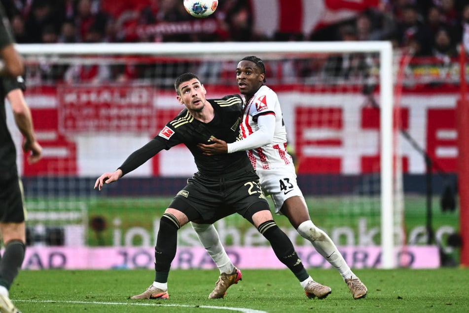 Andrej Ilic (l.) ist im Sturmzentrum der Eisernen immer wieder mit langen Schlägen gesucht worden.