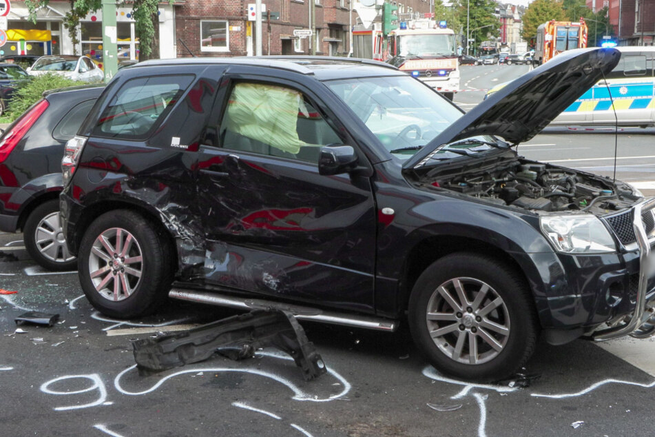 Der Ford eines Unfallteilnehmers wurde bei dem Unfall erheblich beschädigt.