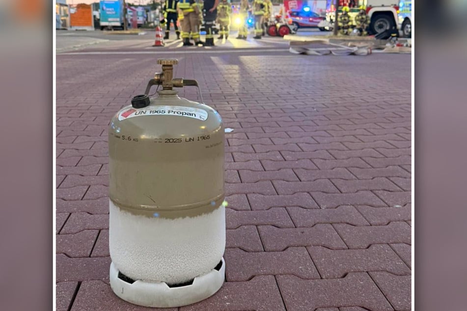 Die vereiste Gasflasche wurde aus dem Gebäude geholt und draußen in Sicherheit gebracht.