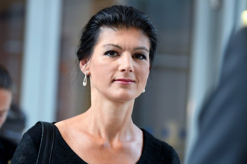 Macht Sachsens Regierungs-Chef Kretschmer verantwortlich für das niedrige Lohnniveau im Freistatt - BSW-Gründerin Sahra Wagenknecht (54).