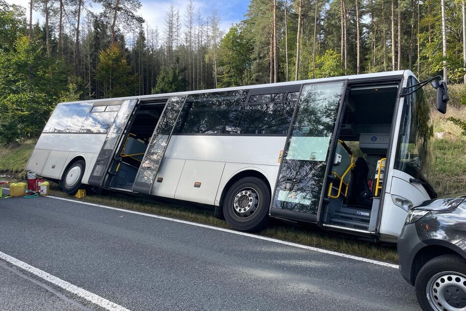 Bus kracht mit VW Caddy zusammen: Mindestens zehn Menschen verletzt - einige davon schwer