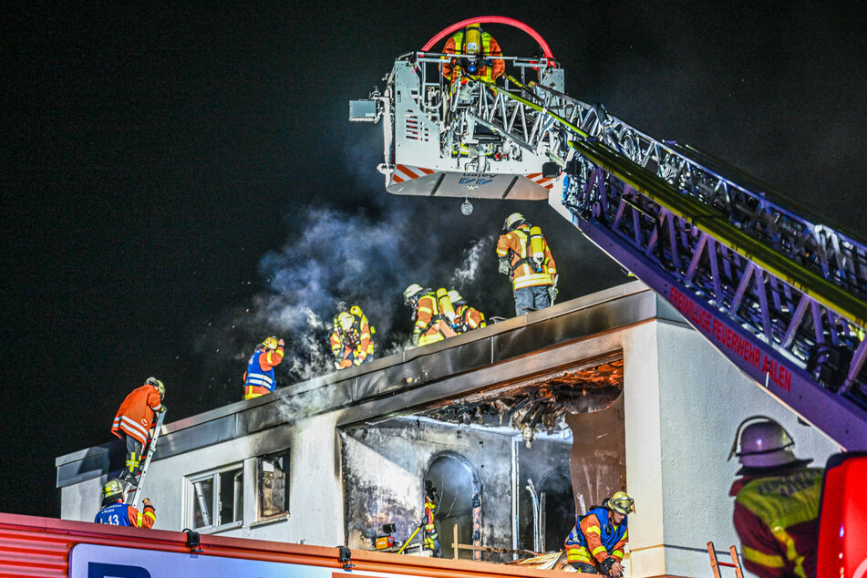 Die Feuerwehr rückte mit sechs Einsatzfahrzeugen an.