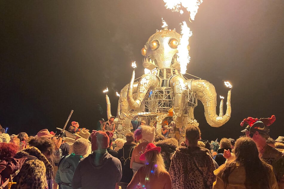 Das Festival bietet jedes Jahr spektakuläre brennende Installationen.