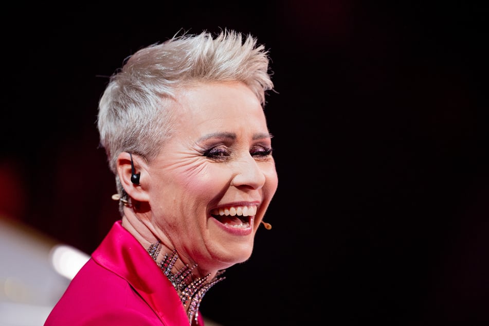 Wird Rate-Team-Mitglied Sonja Zietlow (52) in der nächsten "The Masked Singer"-Show erfahren, wer sich hinter dem Alien verbirgt?