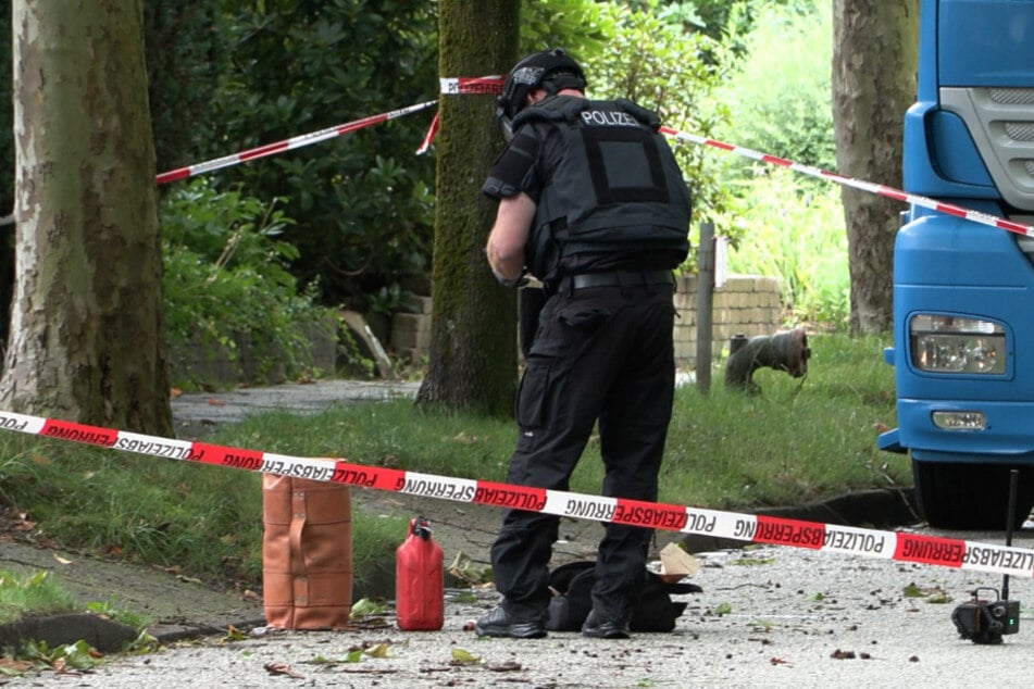 Passanten entdeckten am Dienstag einen auffälligen Gegenstand am Straßenrand in Itzehoe.