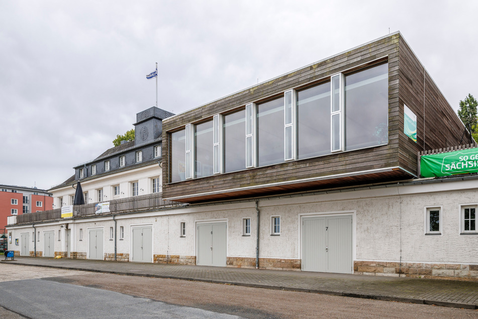 Tradition neben Moderne: Der Anbau (r.) kam 2018 zum Gebäude-Ensemble. Nun soll das Innere das Haupthauses (l.) saniert werden.