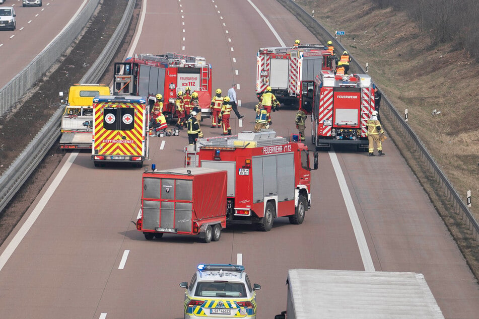 Dutzende Einsatzkräfte rückten auf der A9 an.