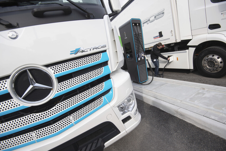 Kunden müssen sich auf höhere Preise einstellen. Als Grund für die Erhöhung nannte Daimler Trucks die gestiegenen Kosten für Stahl und die Chipkrise.