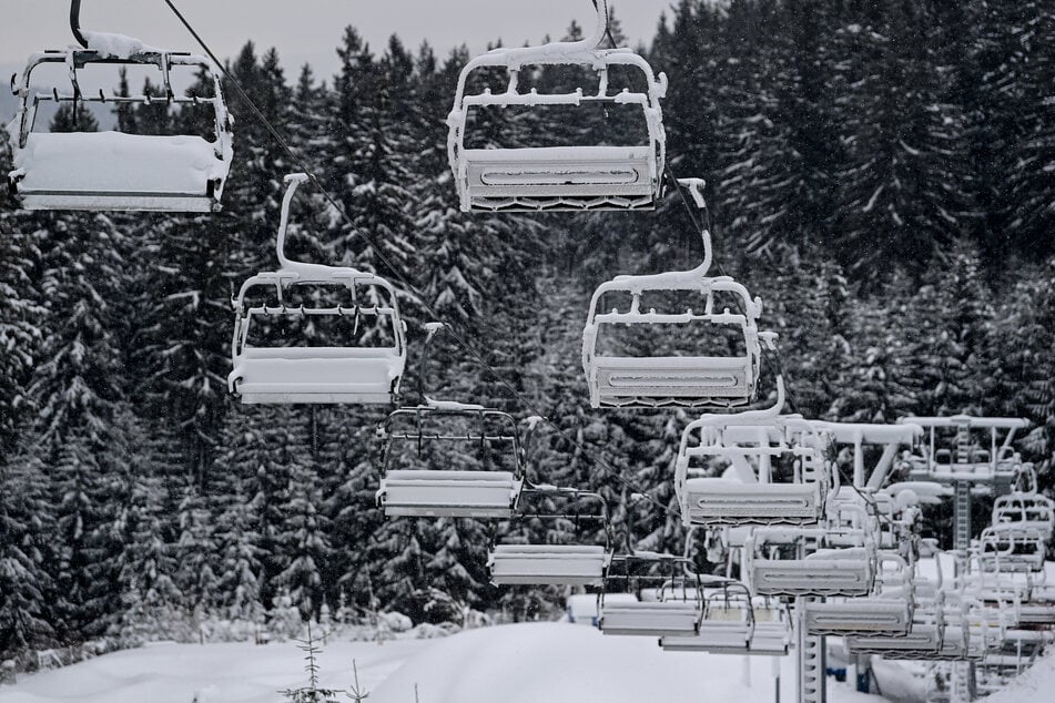 Still steht der Lift am Skihang in Oberhof.