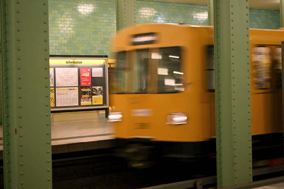 Das Geschoss beschädigte eine Scheibe des Waggons. (Symbolfoto)