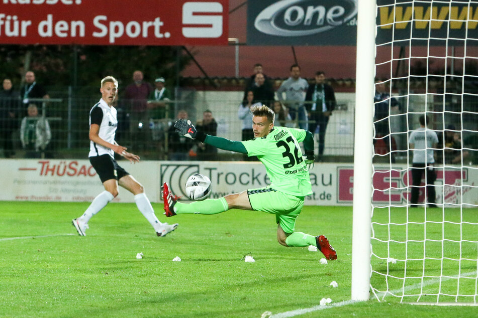 Björn Nikolajewski traf kurz vor der Halbzeit zur 2:1-Führung für Chemie Leipzig.