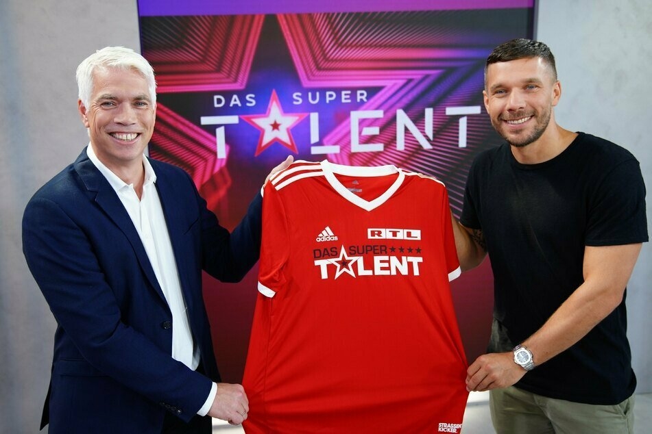 RTL-Geschäftsführer Henning Tewes (49) und Fußball-Weltmeister Lukas Podolski (36, r.).