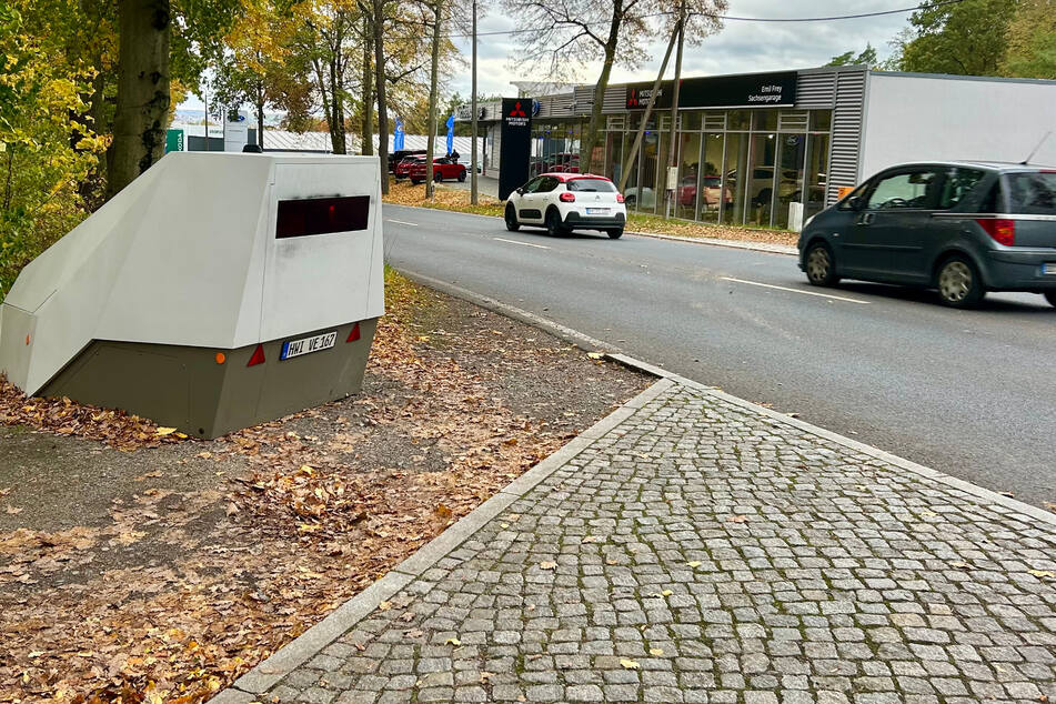 Der Superblitzer kontrolliert die Autofahrer, die auf der Fischhausstraße/B6 stadteinwärts unterwegs sind.