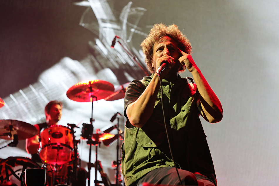 Rock band Rage Against the Machine announced that they had to cancel their upcoming North American tour dates due to an injury that their lead vocalist suffered.