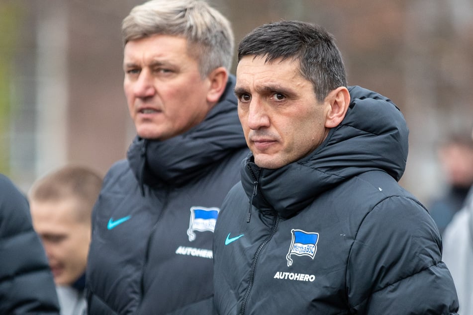 Sie sollen es richten: Tayfun Korkut (47, r.) und sein Co-Trainer Ilija Aracic (51, l.) sitzen jetzt auf der Trainerbank bei Hertha BSC.