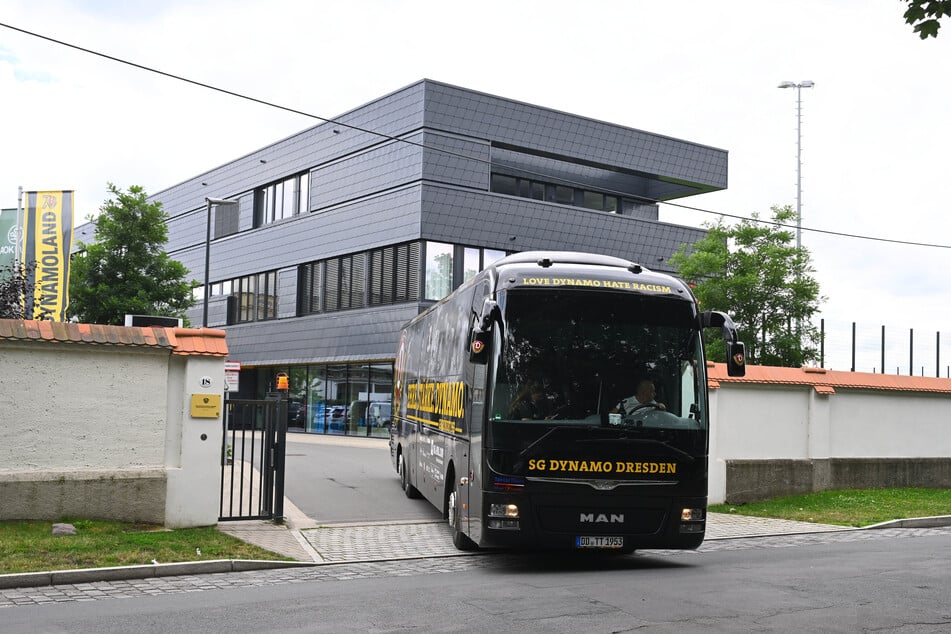 Auf ins Trainingslager! Nach einer Einheit in der Walter-Fritzsch-Akademie startet Dynamo in Richtung Thüringen.