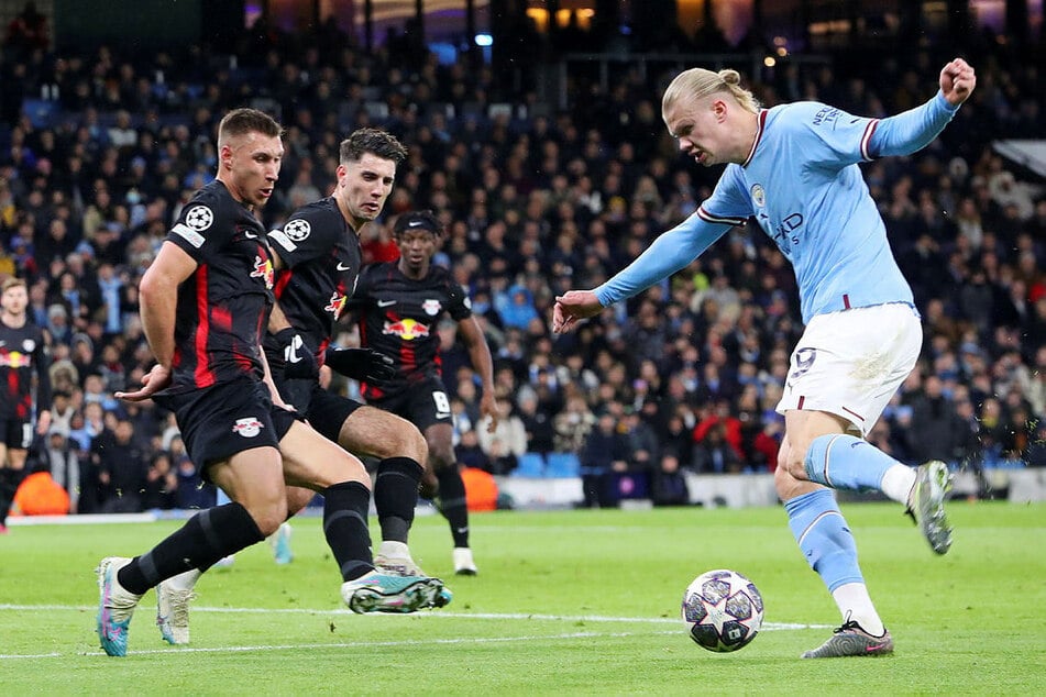 Ohne Dominik Szoboszlai (22, 2.v.l., jetzt FC Liverpool) an seiner Seite muss Willi Orban (30, l.) wieder gegen Manchester Citys Erling Haaland (23) ran.