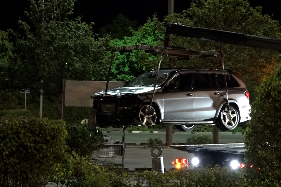 Der zerstörte Mercedes GL63 AMG wird nach dem Unfall abtransportiert. (Archiv)