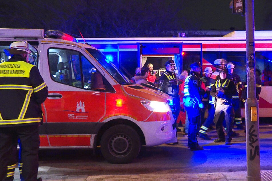 Einsatzkräfte von Feuerwehr, Polizei und Rettungsdienst stehen vor der Hamburger Meile.