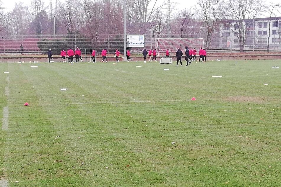 Nicht täuschen lassen: Das Bild ist von Freitag - da lag kein Schnee und konnte noch im Eliaspark trainiert werden.