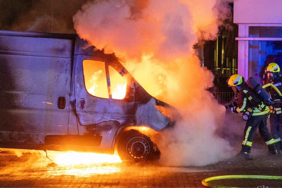 Hoher Schaden nach Brand in Autovermietung: Polizei geht von Brandstiftung aus