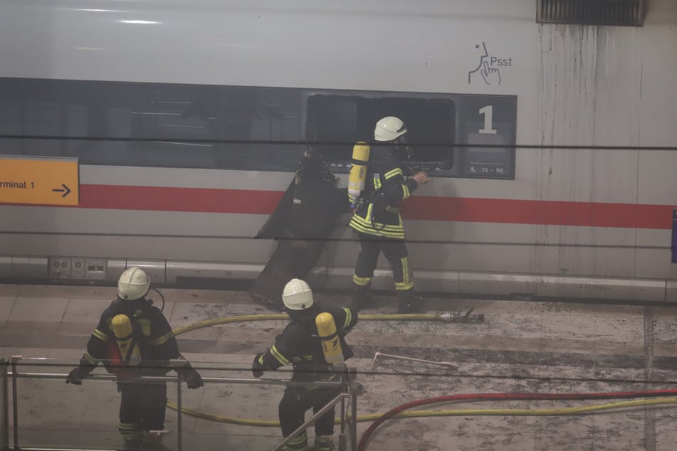 Kameraden der Feuerwehr löschten das Feuer am ICE, der im Bahnhof am Kölner Flughafen stand.