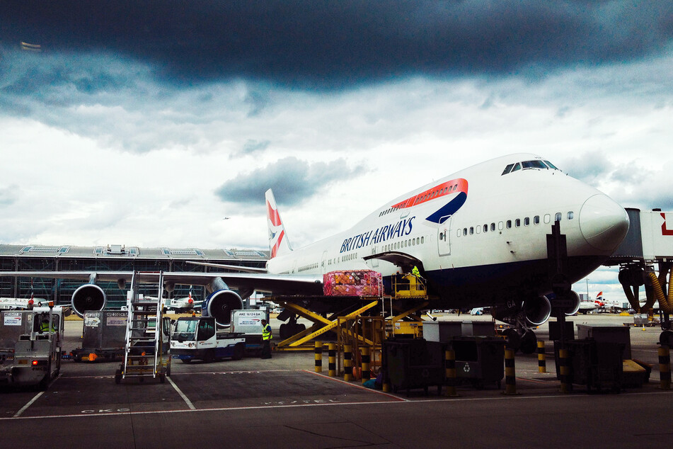 Ein Flugzeug von British Airways steht an einem Flughafen (Symbolbild).