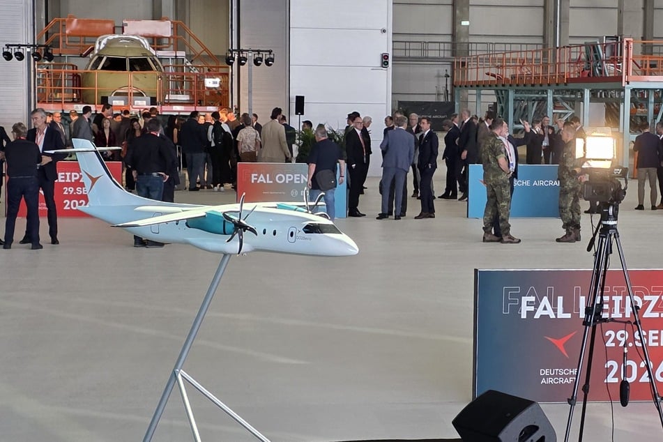 Am Dienstag wurde die Endmontagelinie des Regionalflugzeugs D328eco am Leipziger Flughafen eröffnet.