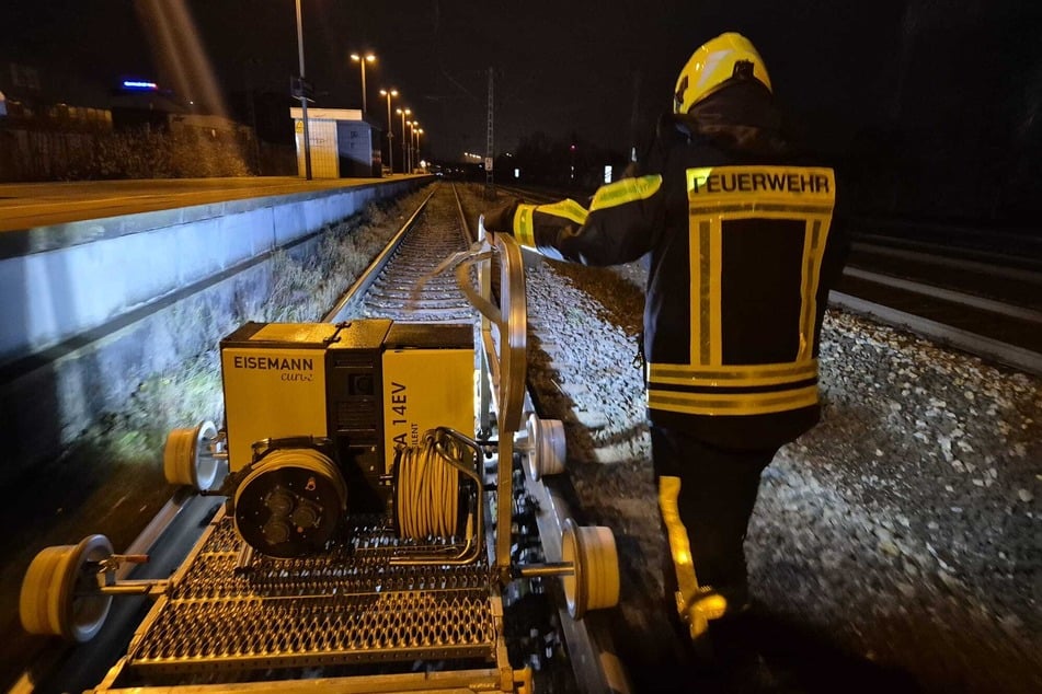 Um die Reisenden sicher aus dem Zug zu bringen, setzten die Kameraden eine provisorische Rettungsplattform ein.