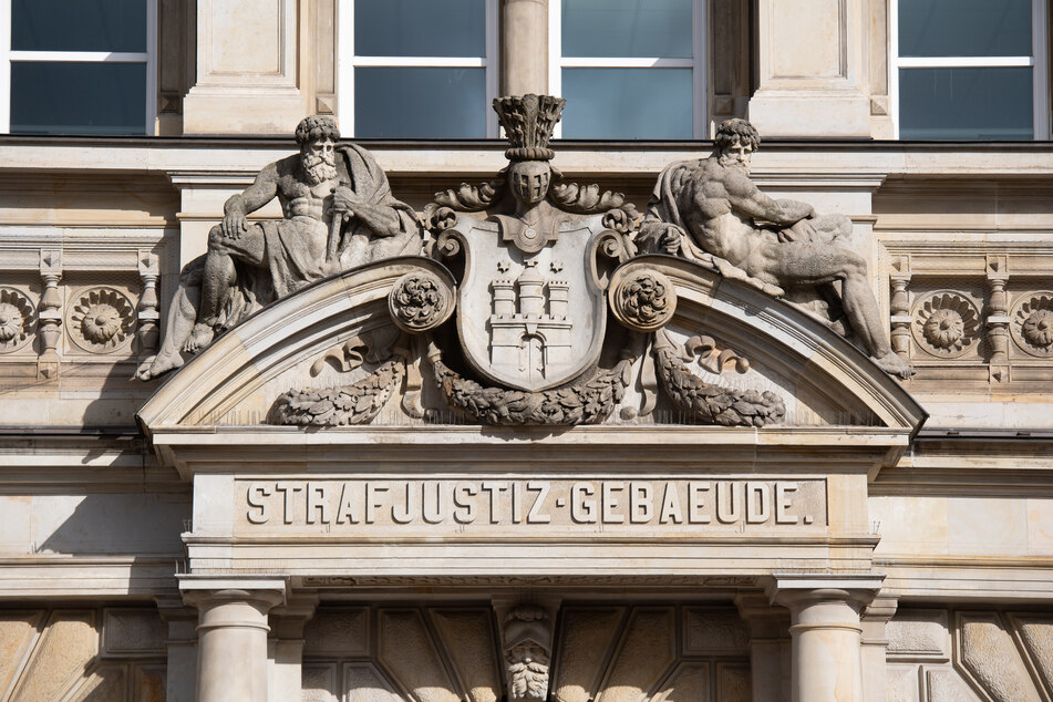 Vor dem Hamburger Landgericht äußerte sich der Angeklagte nicht zu den Vorwürfen. (Symbolbild)