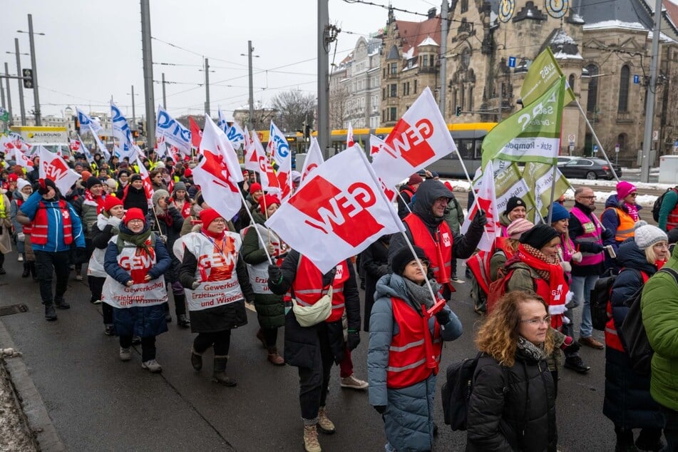 Die Teilnehmenden fordern bessere Bedingungen und faire Löhne.