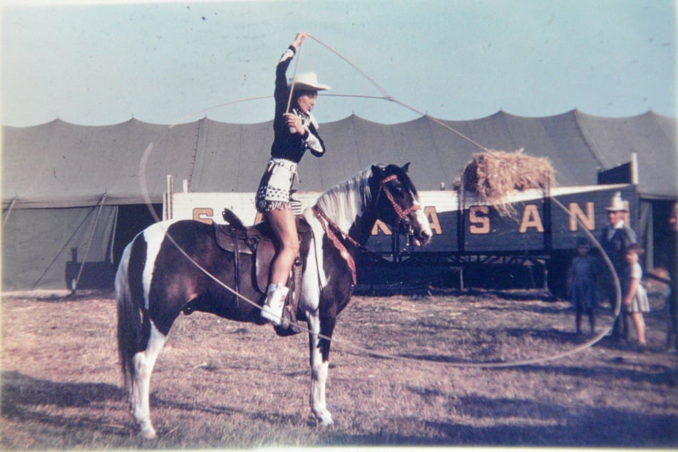 Ingrid Stosch-Sarrasani beim Lassoschwingen auf dem Pferd.