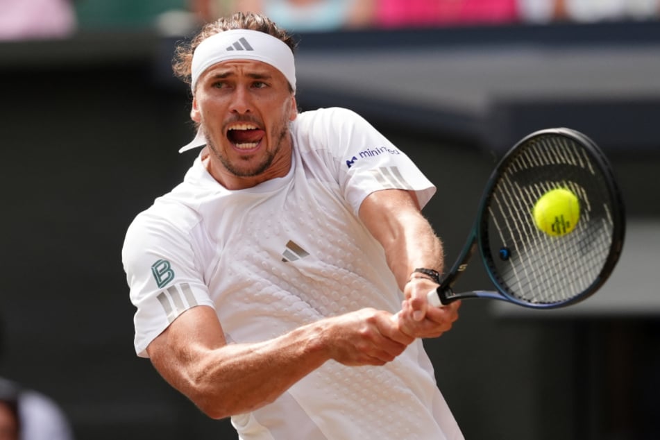 Im Finale am Sonntag bekommt es der Hamburger entweder mit Jannik Sinner (24) oder mit Novak Djokovic (39) zu tun.