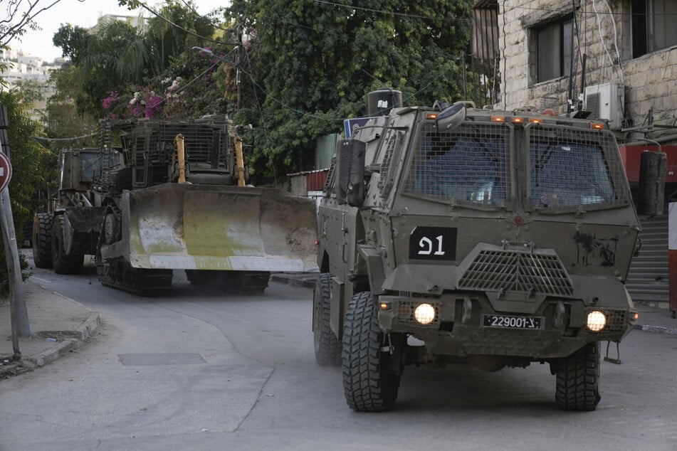 Ein Konvoi israelischer Bulldozer fährt während einer Razzia der Armee durch die Straßen. (Archivbild)