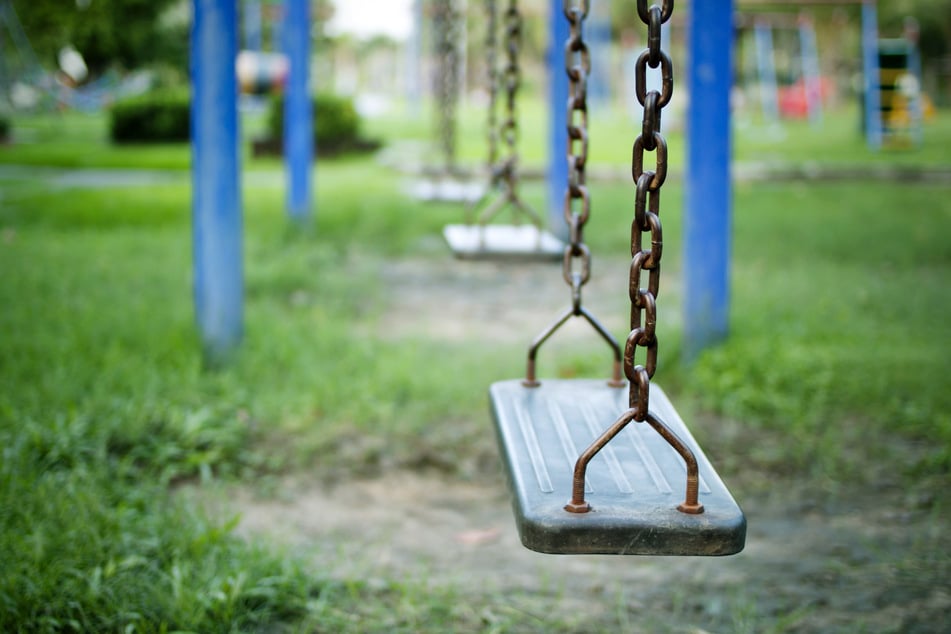 Ein Mann (46) hat auf einem Spielplatz in Nürnberg für Aufregung und dadurch auch für einen Polizeieinsatz gesorgt. (Symbolbild)