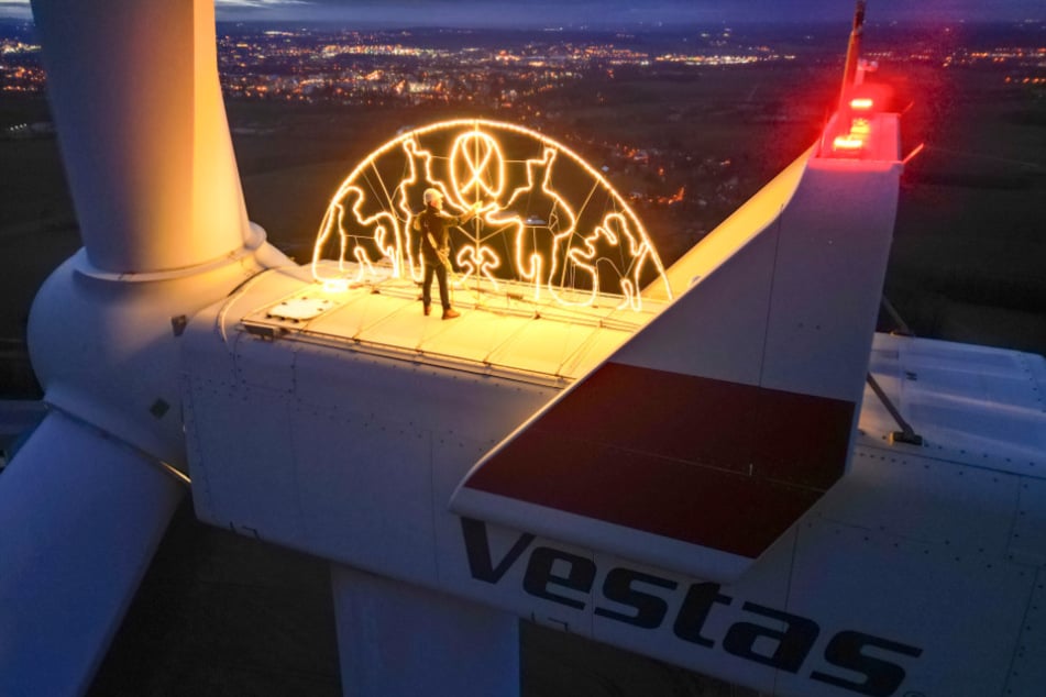 Auf einem Windrad in Mülsen steht in 140 Metern Höhe ein Schwibbogen.