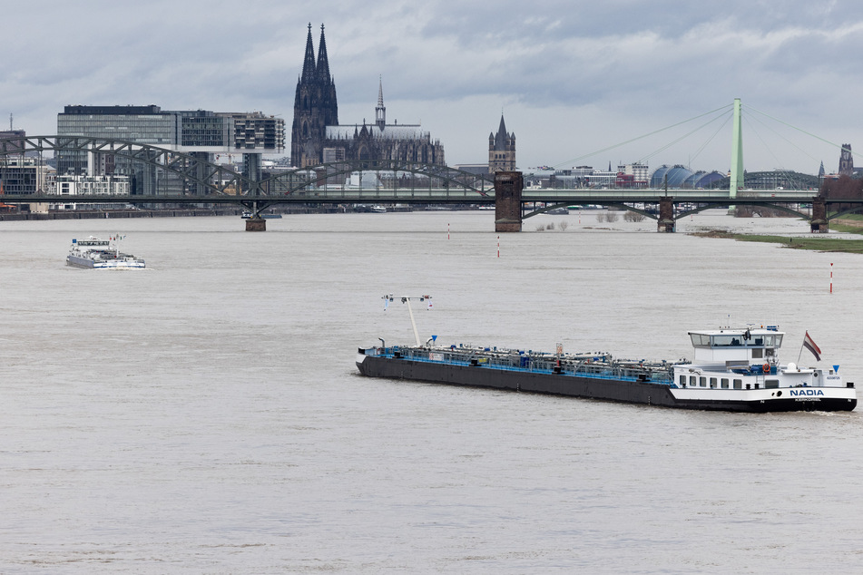 Schiffe dürfen im Bereich Köln nur noch im mittleren Drittel des Flusses fahren und müssen die Geschwindigkeit reduzieren.