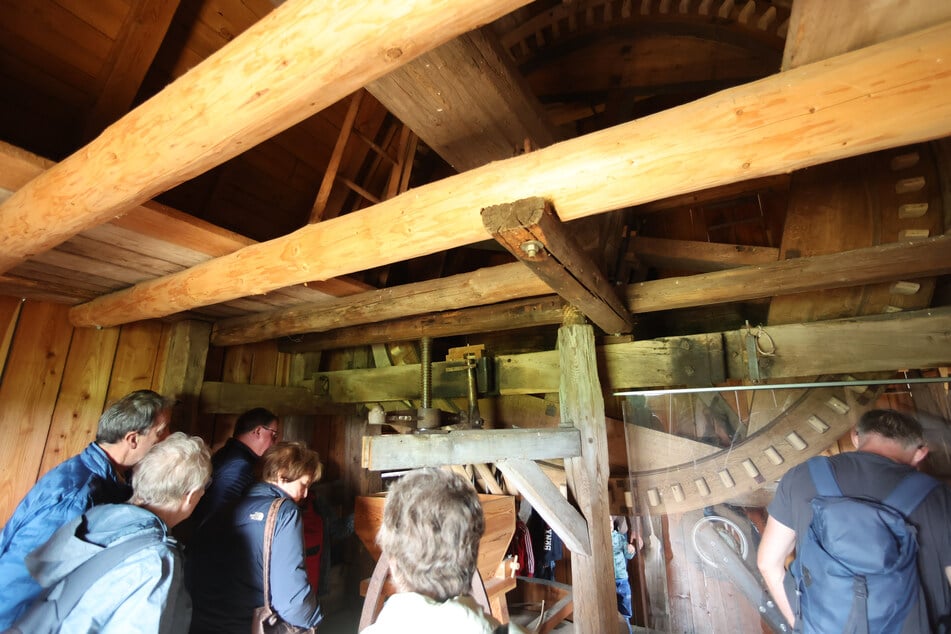 Besucher besichtigten die Bockwindmühle von 1732 in Lumpzig im Altenburg Land.