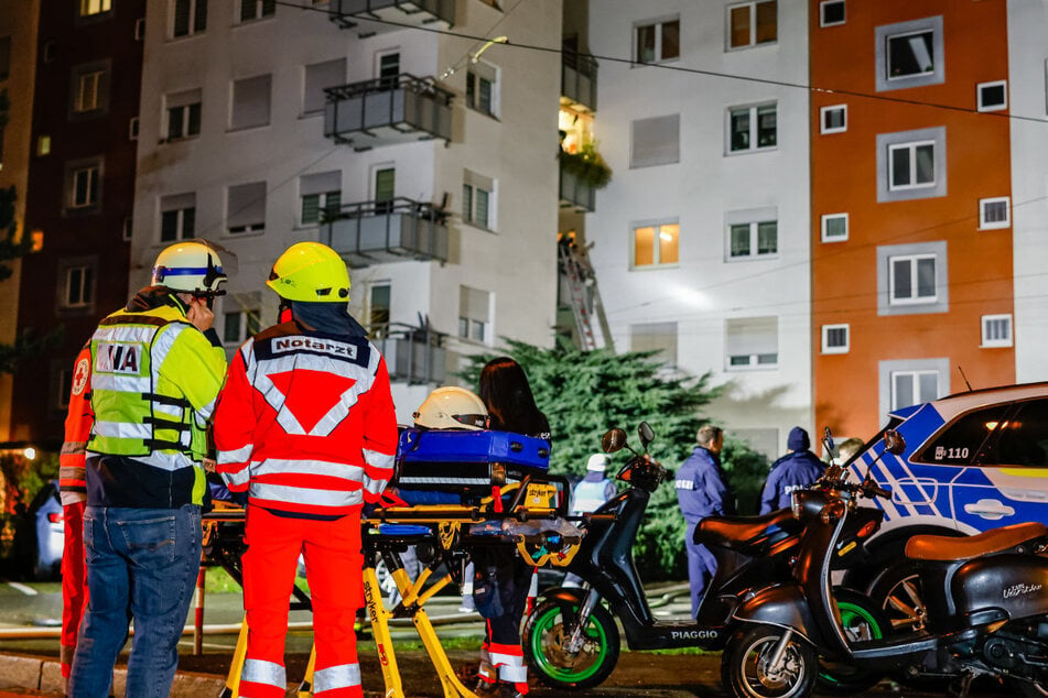 Bei einem Kellerbrand sind in Nürnberg in der Nacht auf Dienstag drei Personen verletzt worden.