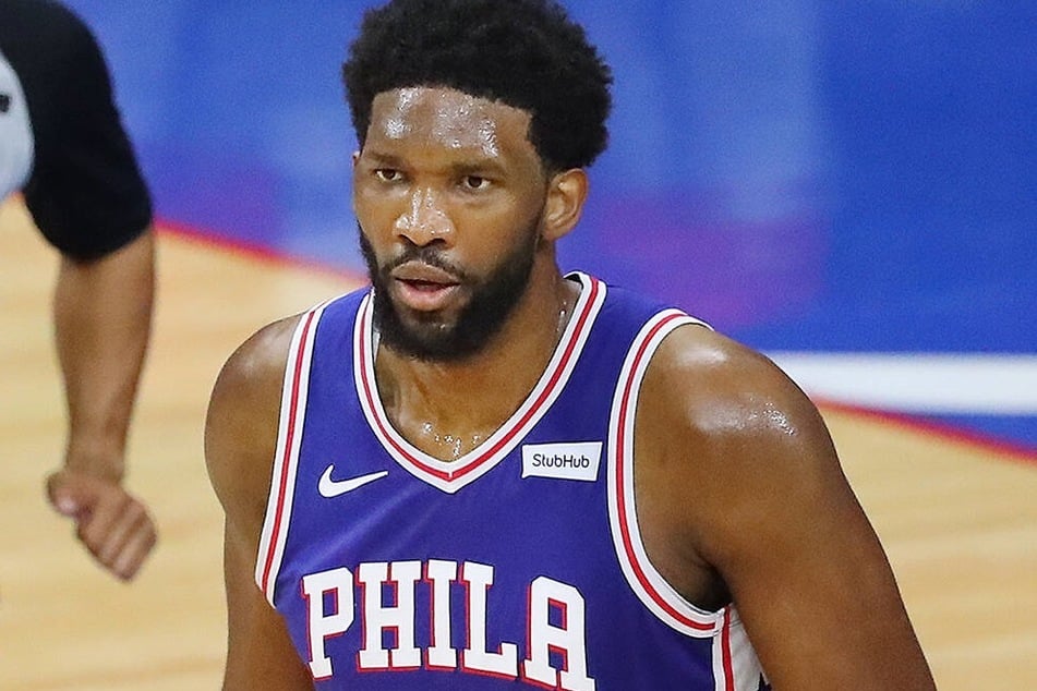 Joel Embiid led his team with 26 points against the Warriors on Saturday night.