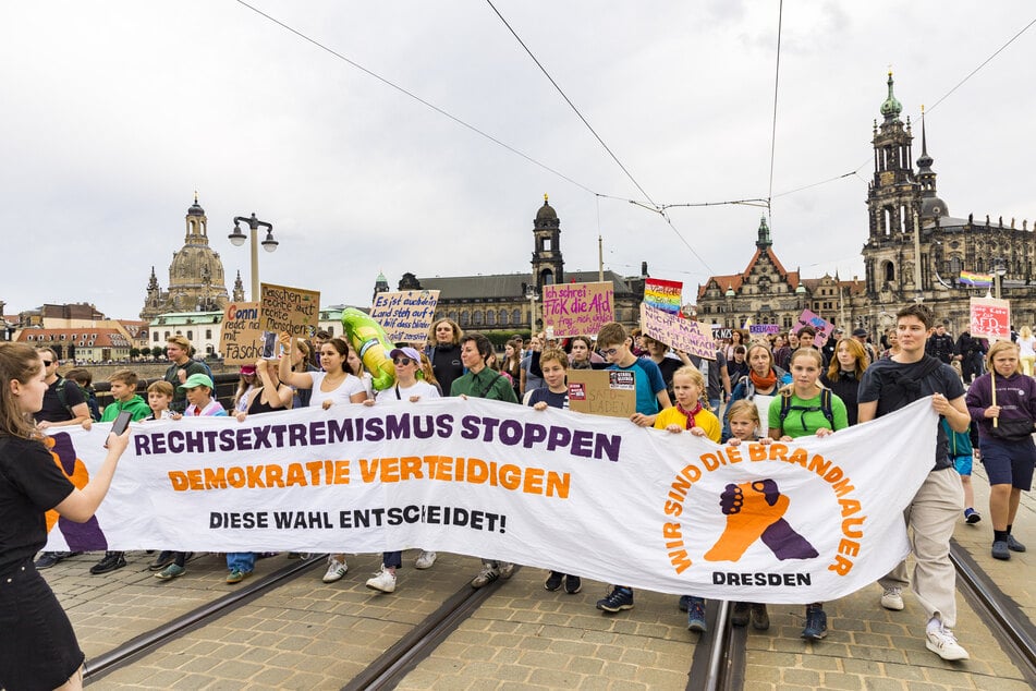 Tausende zogen am Sonntag unter dem Motto "Wir sind die Brandmauer" durch Dresden.